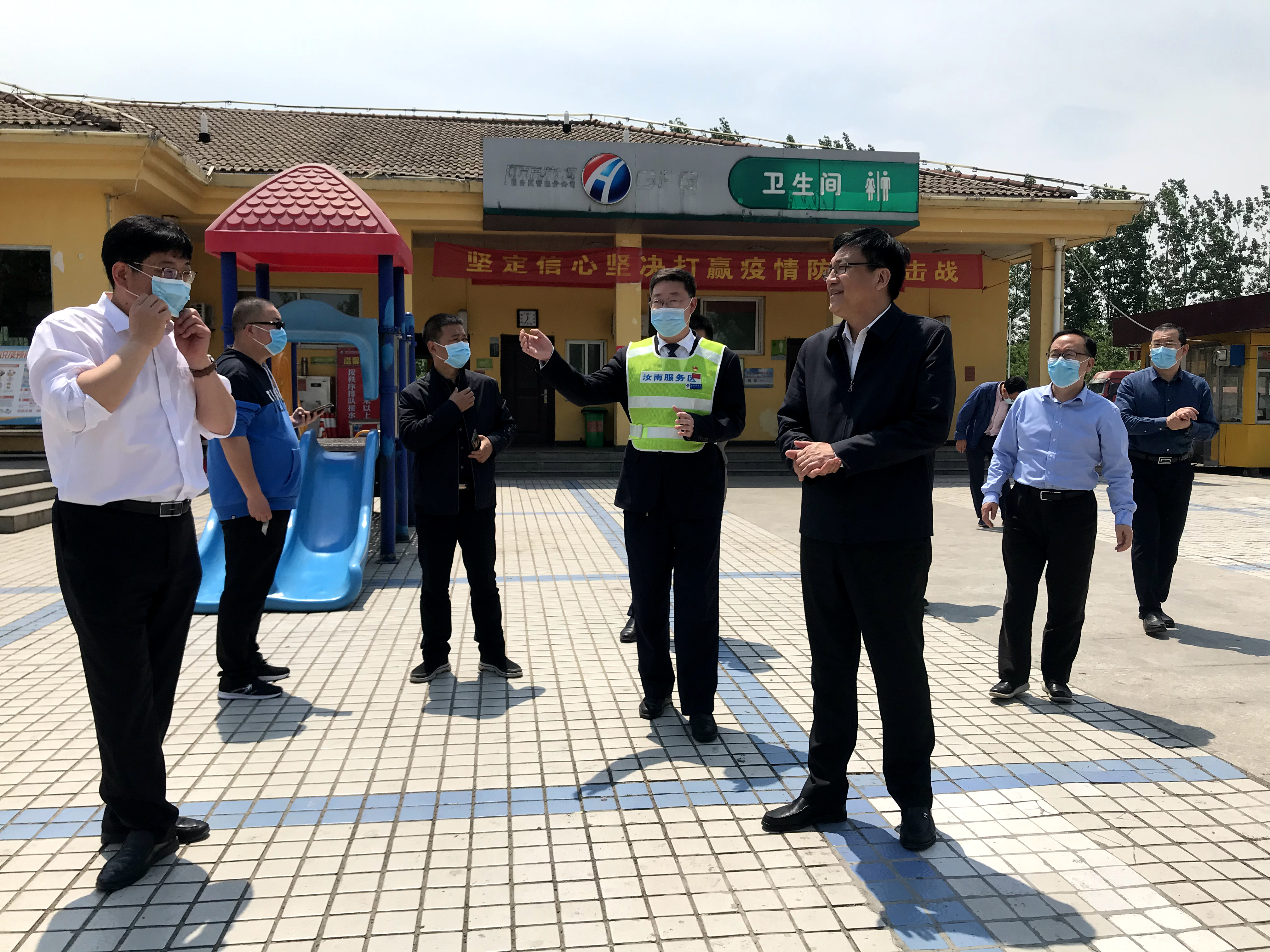 徐強副廳長途經汝南服務區指導照片1 (1).jpg 徐強副廳長途經汝南服務區指導照片1 (1).jpg