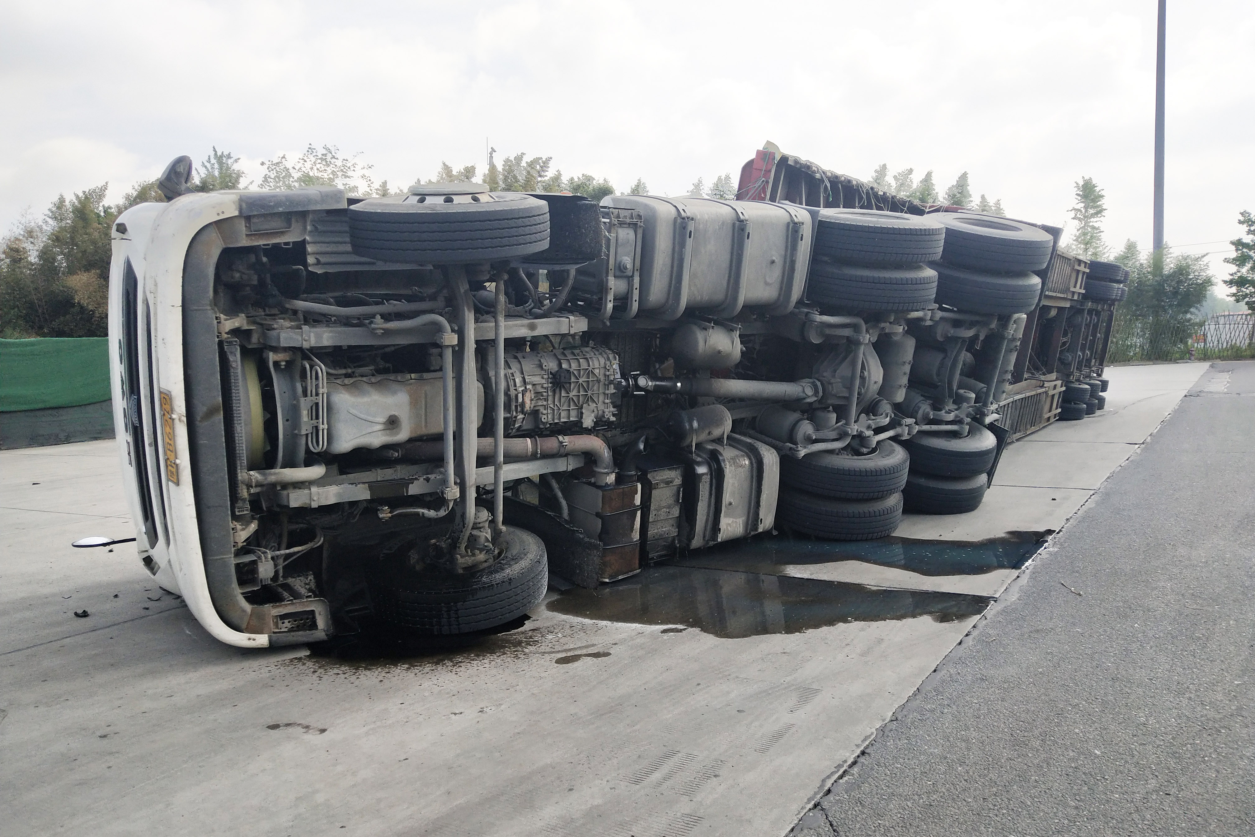 側(cè)翻車輛.jpg 側(cè)翻車輛.jpg